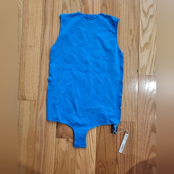 NWT SKIMS ESSENTIAL CREWNECK BODYSUIT IN SOLD OUT COLOR MYKONOS SIZE XXS/XS - Picture 5 of 6